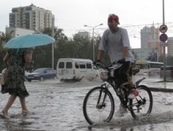 Astana’da Şiddetli Yağmur Hayatı Felç Etti