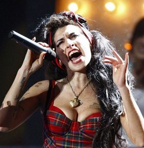 Amy Winehouse öldü!