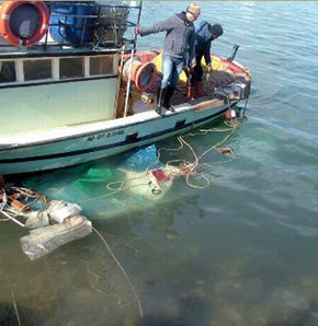 Balıkçı ağına silah dolu çanta takıldı