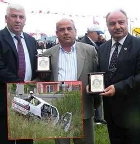 Belediye başkanından plaket aldı