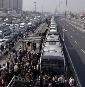 Metrobüs yolunda büyük kaza!