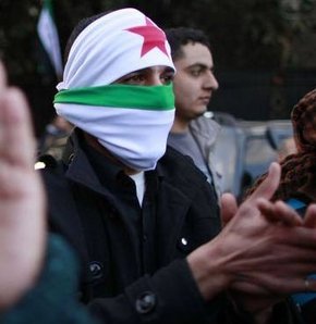 Muhalifler Suriye Büyükelçiliği'ni bastı