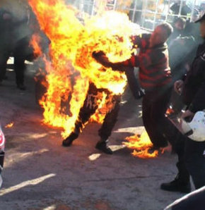 Protesto için kendini yaktı