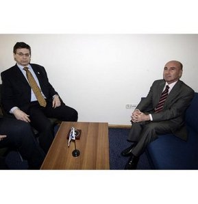 Türk büyükelçi iyi koltukta oturdu