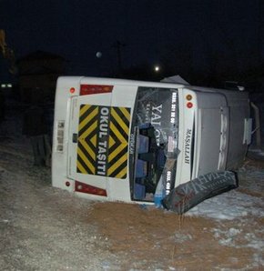 Öğrenci servisi, kamyonetle çarpıştı